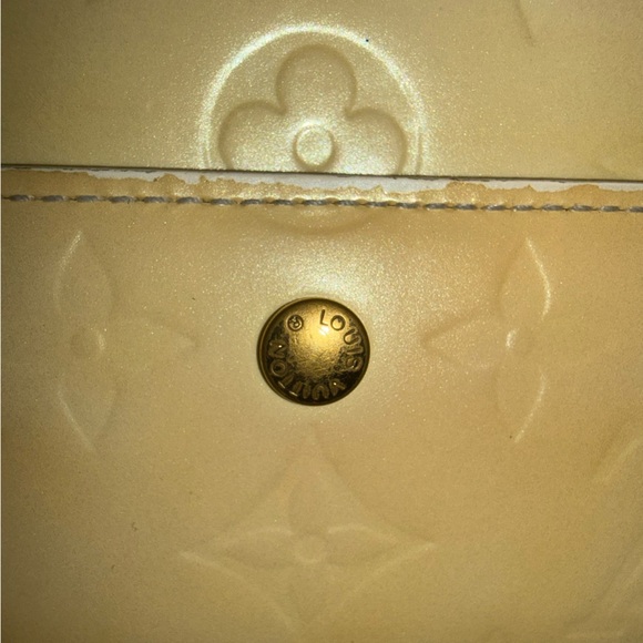 Louis Vuitton Cream Patent Monogram Snap Wallet - Picture 4 of 8